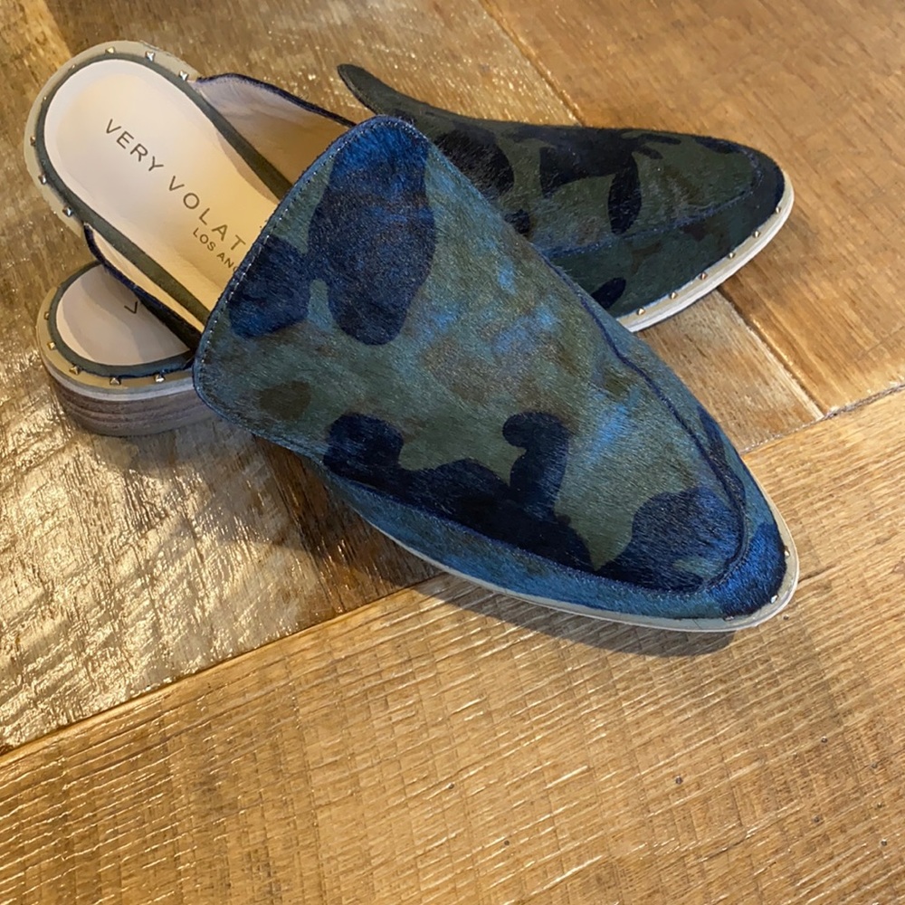Very Volatile Atwood Calf Slip on Mule in Camo size 8